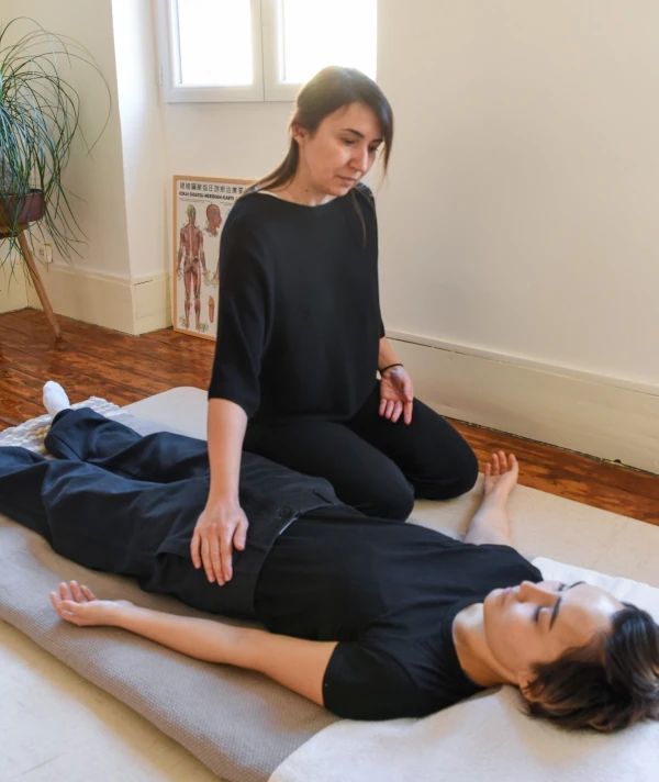 Amelie Aquilina en pleine seance de Shiatsu 