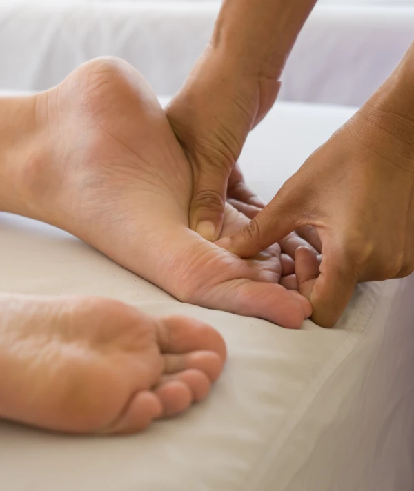 Une personne reçoit un massage lors d'une séance de Shiatsu